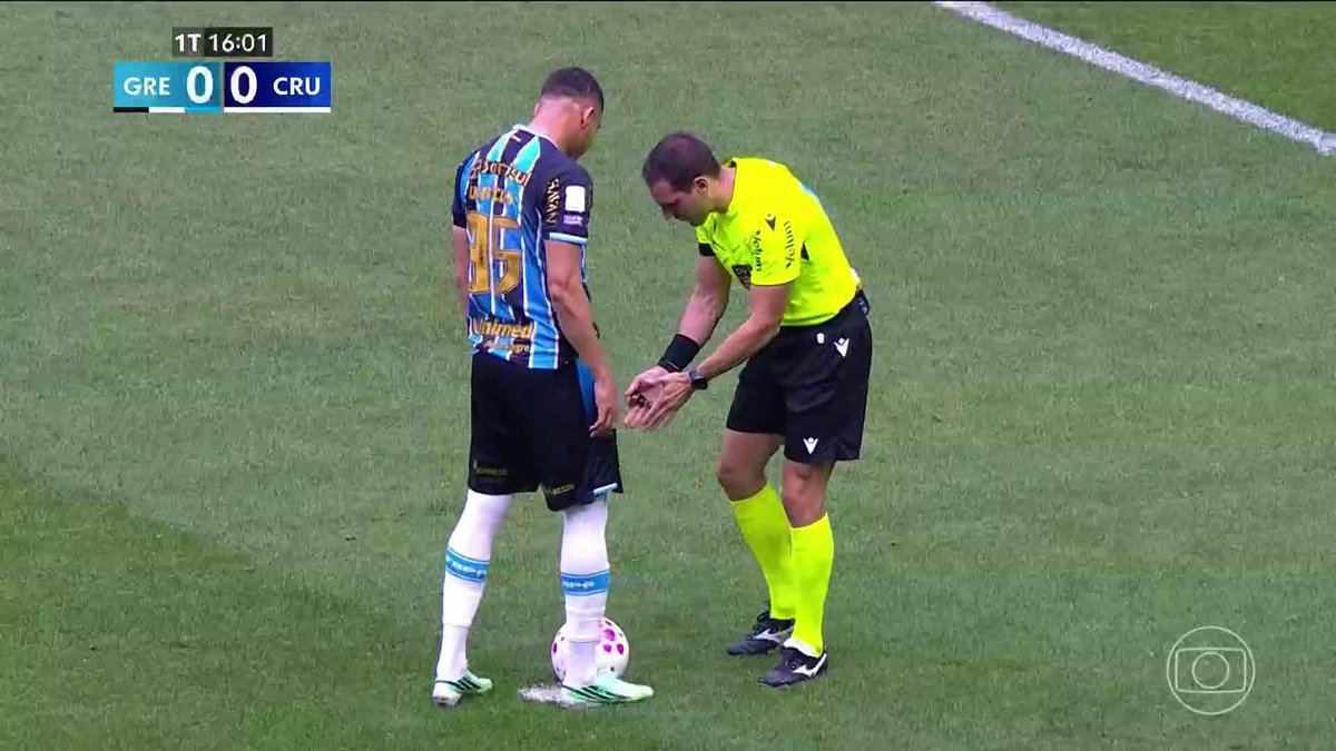 O lance do pênalti marcado para o Grêmio contra o Cruzeiro. Opiniões? 🎥 TV Globo | ge