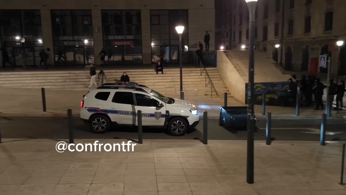 🔴 Marseille Des tensions sont toujours en cours en face du centre commercial des docks village. #18octobre