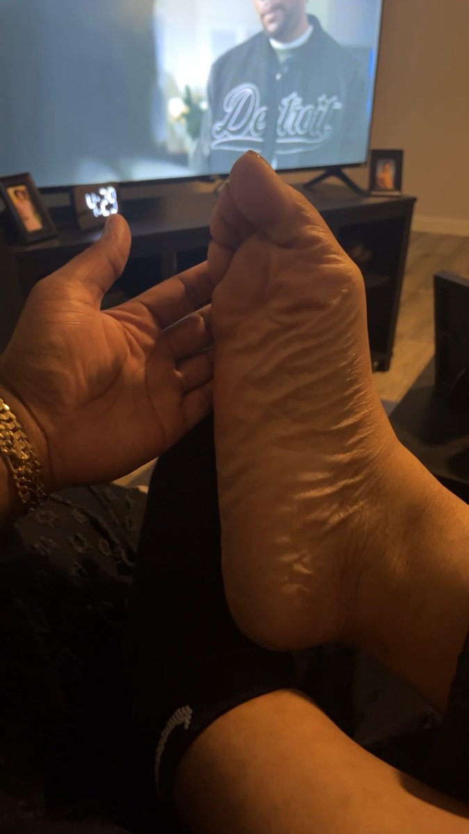 Soleful Sunday 🎬🦶🏼#Paris #pieslindos ( She’s not for sale lol..This my BM #feet )
