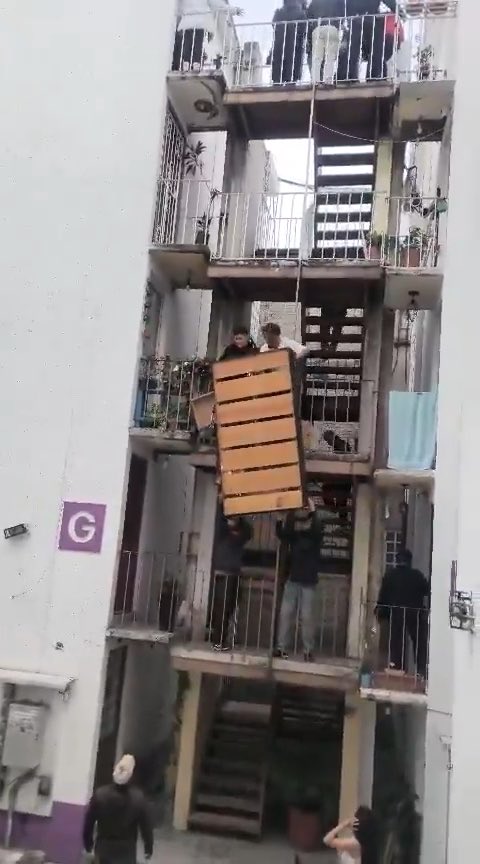 Denuncian que una abuelita fue despojada de su pequeño departamento en la Colonia #Narvarte, Alcaldía de Benito Juárez. Así le echaron sus cosas a la calle. #Video 🎥👇🏽