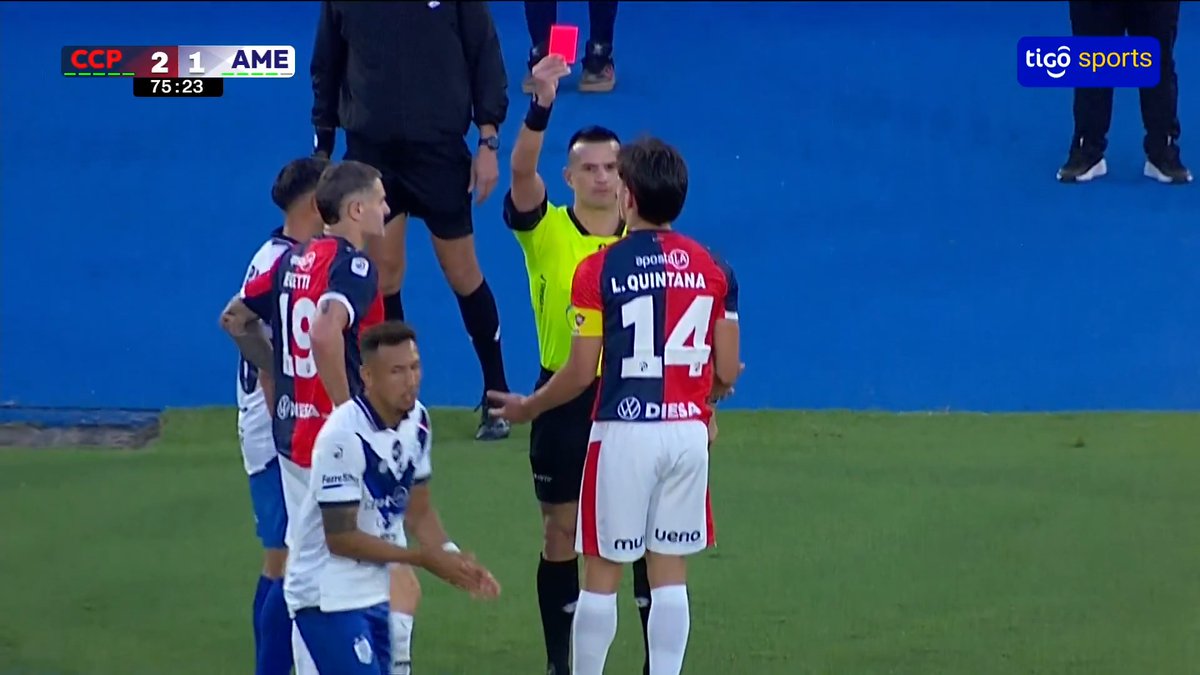 🟥¡SE PIERDE EL CLÁSICO! Luego de la revisión VAR, Derlis Benítez mostró la tarjeta roja al capitán del Ciclón, Lucas Quintana. 📺Tigo Sports ▶️Viví el #ClausuraAPF2026 por