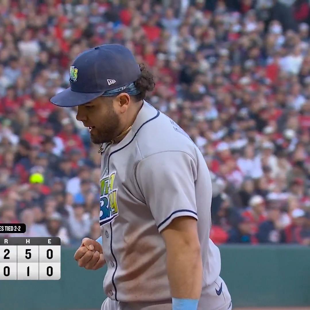 Jonathan Aranda flashes the leather to take away a hit 😤
