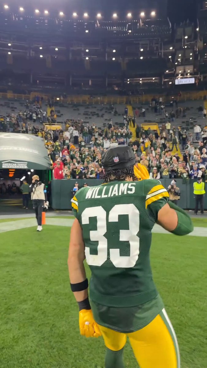 Evan Williams and the @Packers fans firing each other up 🔥