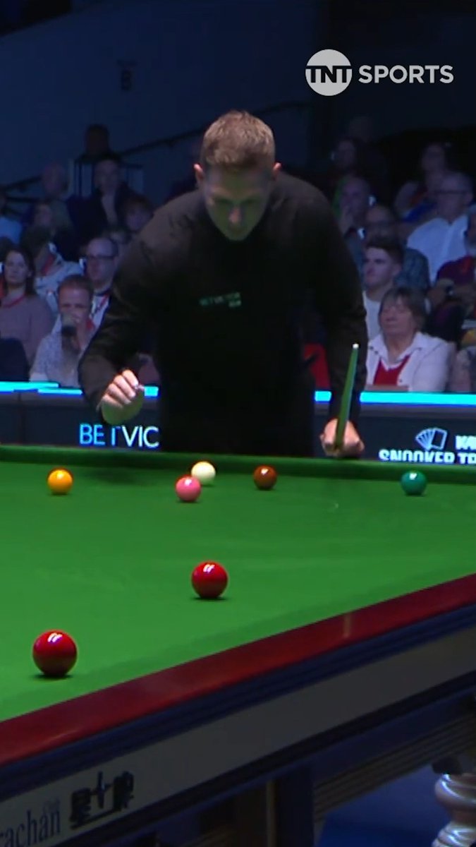 The cue ball slipped out of Daniel Wells' hand 😬
