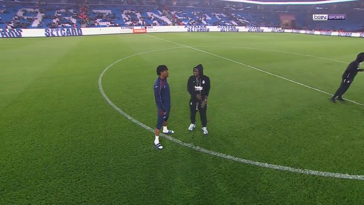 🗣️ Chibuike Nwaiwu ve Junior Olaitan, mücadele öncesi sohbet halinde! #beINSPORTS #TSvBJK