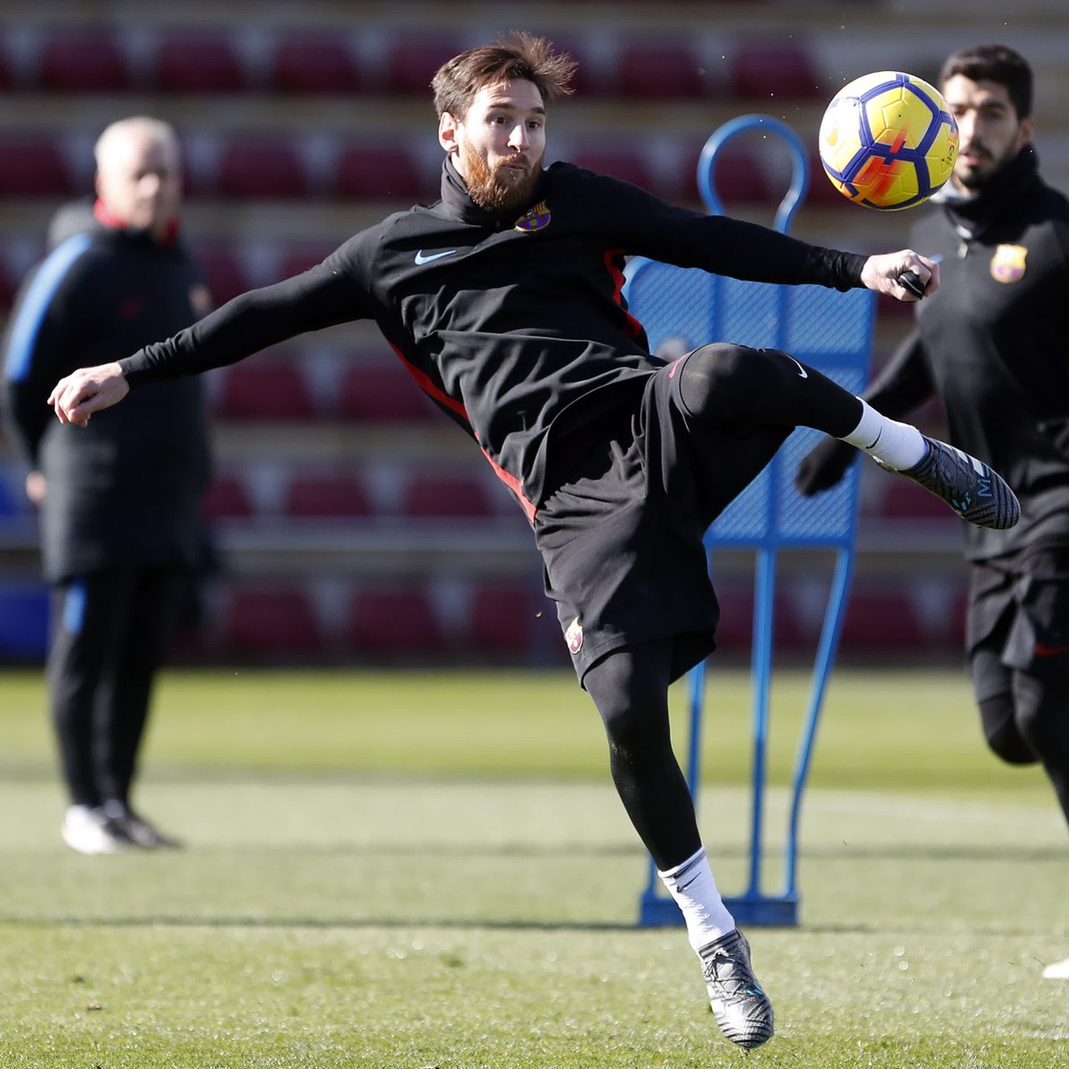 Sí, así era un entrenamiento normal de Messi en Barcelona… Dios, las LOCURAS sin GRABAR que habrá hecho.