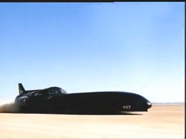 Diese BMW M5 Werbung ist über 25 Jahre alt und bis heute legendär. Im Internet wird sie immer wieder als „verboten“ bezeichnet. Dabei lief sie tatsächlich im Fernsehen. Ich finde, solche Werbespots hatten einfach mehr Charakter als vieles, was die Autoindustrie heute produziert. Oder seht ihr das anders?