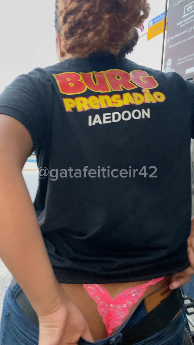Imagina a cena… “Eu tentando explicar pro patrão que a calça não tem culpa de nada… essa calcinha é que nasceu com vontade de aparecer! 😂🔥😈”
