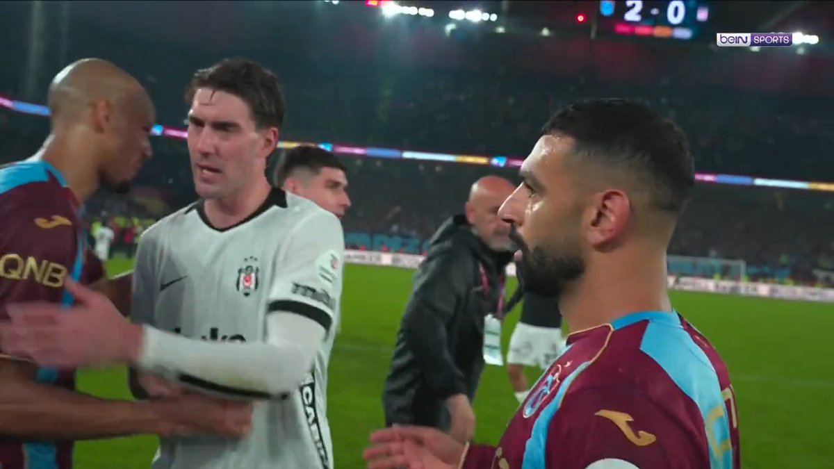Trabzonspor ve Beşiktaş futbolcuları derbi sonunda birbirlerini tebrik etti.