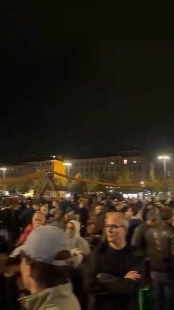 França 🇫🇷: Centenas de católicos franceses celebraram uma missa pública em frente ao edifício incendiado do Escritório de Turismo de Lyon, durante os atos de vandalismo dos últimos dias. O edifício foi inaugurado em 1852 e tinha um papel simbólico no centro urbano de Lyon.