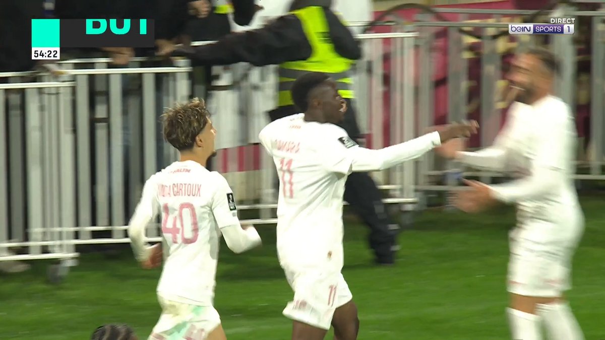Nicolas Pays ouvre le score pour Montpellier contre Rodez, d'une reprise de volée un brin chanceuse !