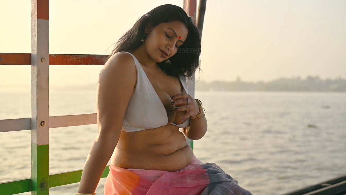 Maya aka #indianaunty riding 😉 #boobs #Sareeeism