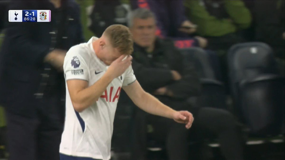 A HUGE cheer from the Spurs fans as Dejan Kulusevski returns to the pitch after a lengthy injury 👏