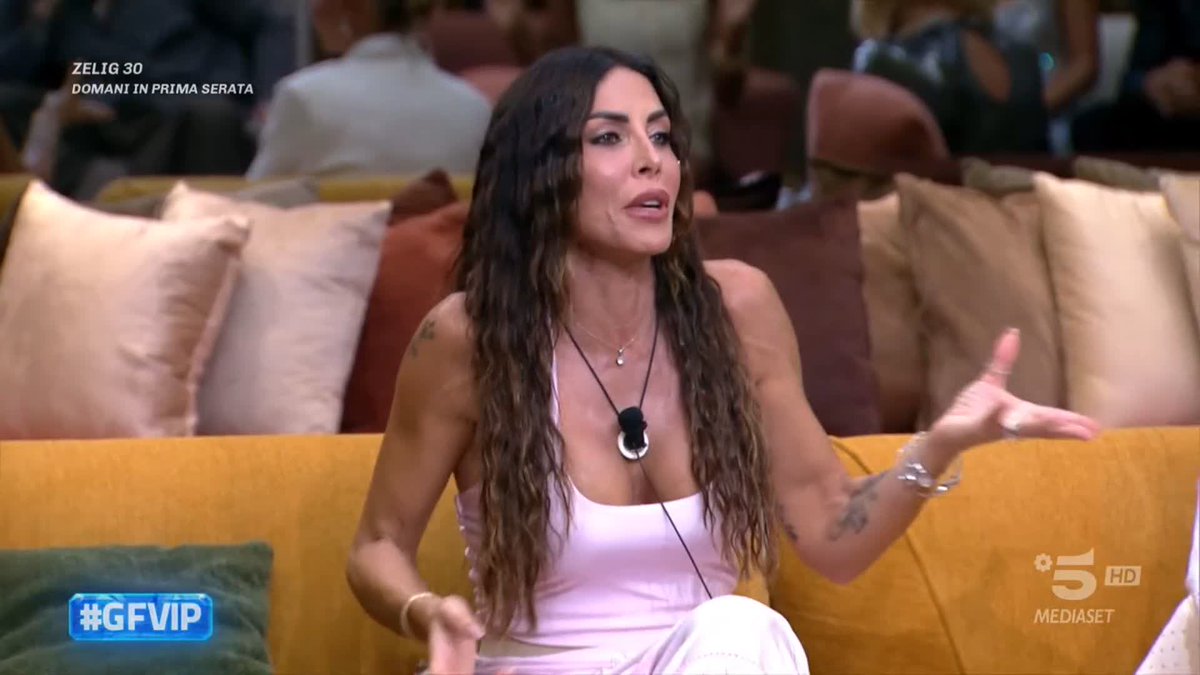 ma megan mentre litiga pensa di essere in una serie tv con le pause tattiche il ditino puntato quell’atteggiamento da chica mala a deficiente apri gli occhi quando parli