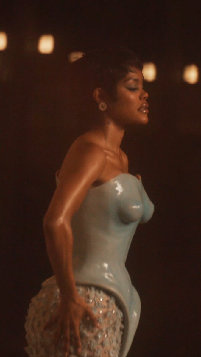 Teyana Taylor giving every camera on the carpet a reason to keep clicking.