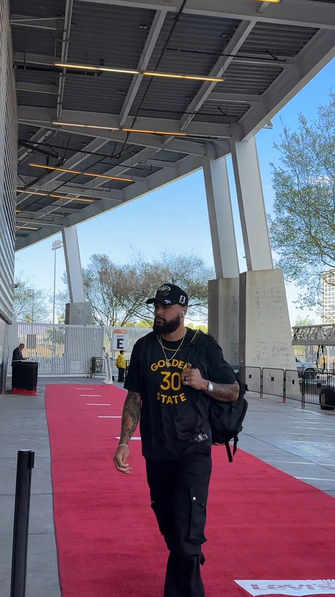 Mike Evans repping Steph Curry 🤝 WASvsSF – 8:15pm ET on ESPN Stream on NFL+