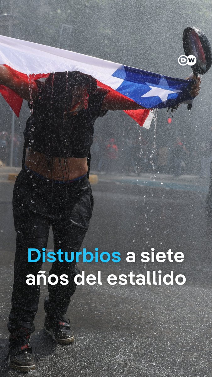 110 detenidos en Chile durante las protestas por el aniversario del estallido social Más de un centenar de personas fueron detenidas en Chile el domingo durante la conmemoración de las protestas del estallido social de 2019. La principal marcha, la primera bajo el mandato del ultraderechista José Antonio Kast, se registró en el centro de Santiago, donde la policía dispersó a los manifestantes con cañones de agua y gases lacrimógenos. Además, 14 policías y 4 civiles resultaron heridos, según las autoridades. A pesar de que han pasado siete años, muchas de las reivindicaciones de entonces siguen vivas: un modelo económico más igualitario y más derechos sociales.