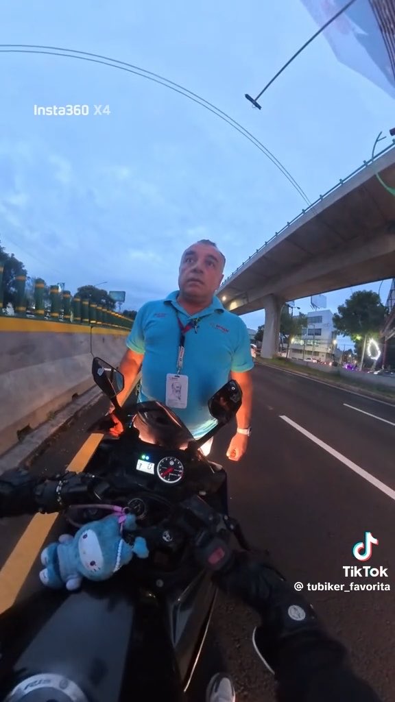 ‼️MALDITO GOLPEADOR DE MUJERES EN #TLALNEPANTLA #EDOMEX‼️ 🚨Una mujer biker fue golpeada por este automovilista que le cerró el paso, en carriles centrales de periférico norte en Santa Mónica #Tlalnepantla, reventó el parabrisas de su moto y comenzó a golpearla. Un biker la ayudó y evitó que siguiera golpeándola. 🚓no satisfecho con golpearla, le robó su celular. 🚧La Fiscalía Edoméx ya lo busca para detenerlo.