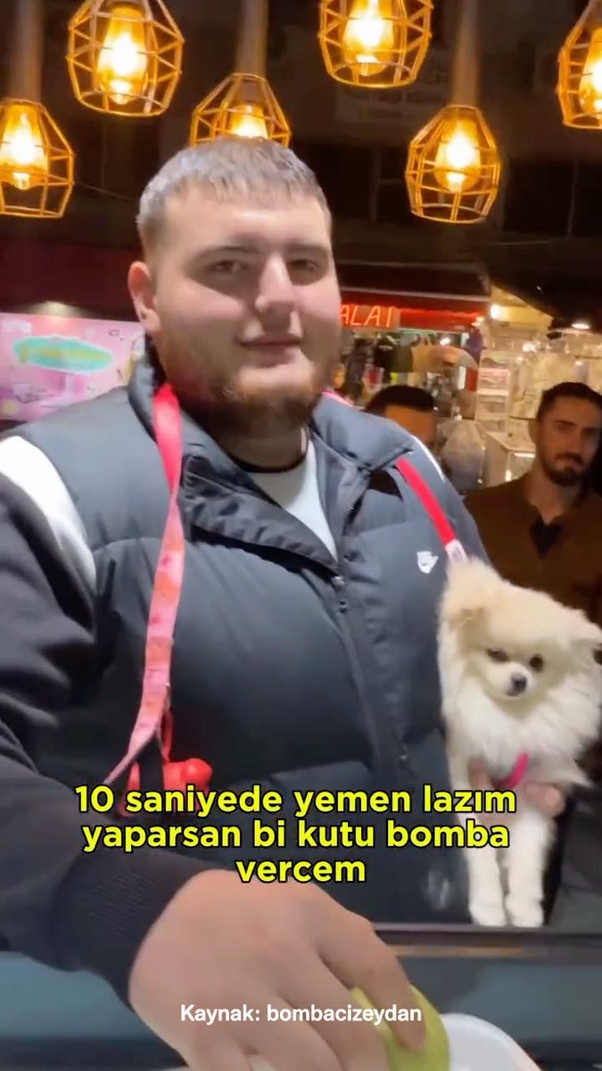 10 saniyede 1 adet İzmir Bombası yeme etkinliğine katılan bir kişi, İzmir Bombasını 2 saniyede yiyip ödülü kazandı.