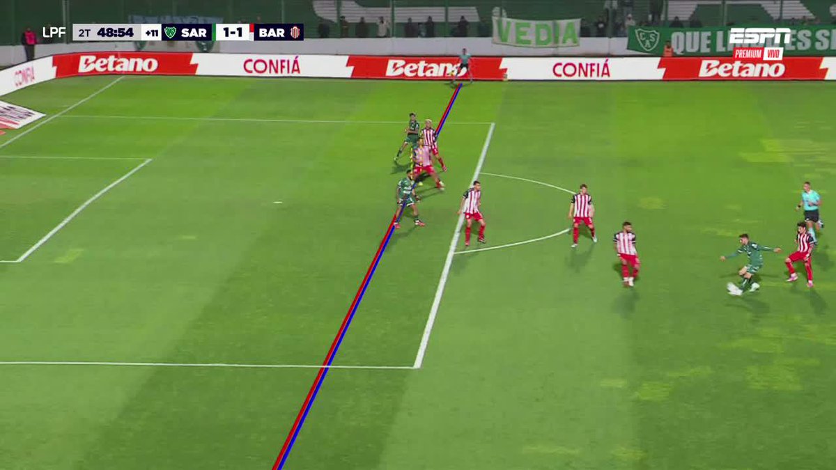 👀😱 Las líneas del VAR para anular, luego de una larga revisión, el agónico 2-1 de Junior Marabel para Sarmiento vs. Barracas Central. 📺 ESPN Premium | Suscribite al Pack Fútbol en
