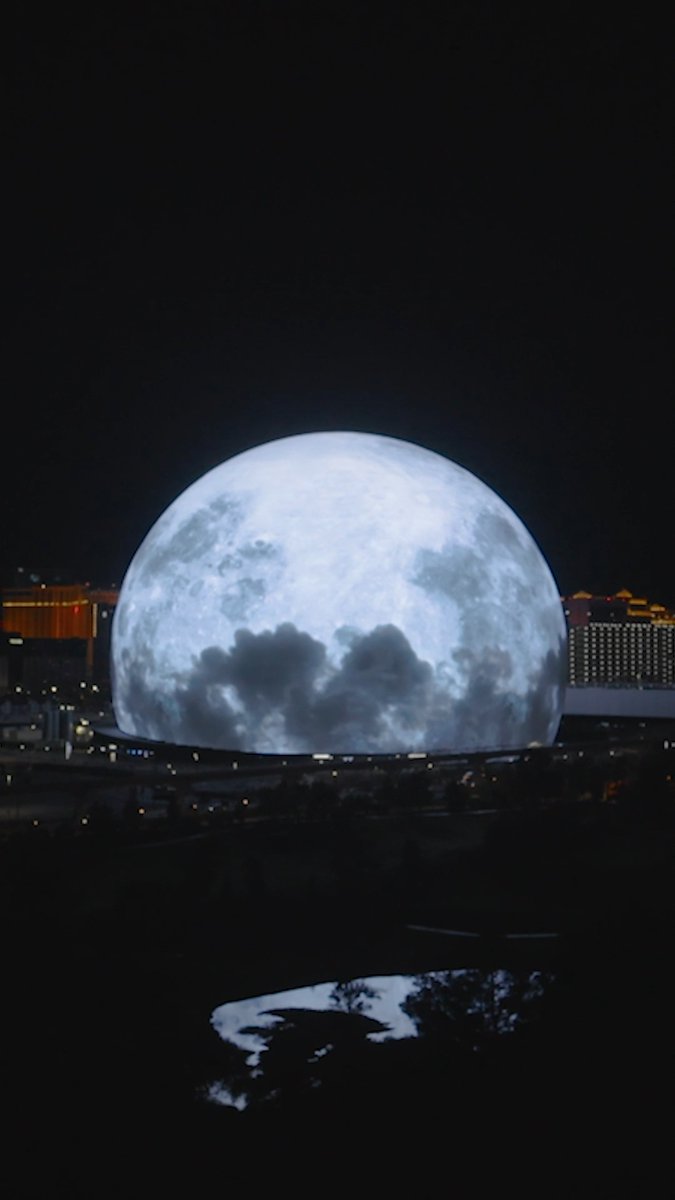 there's a full moon in vegas tonight 🌕🦇