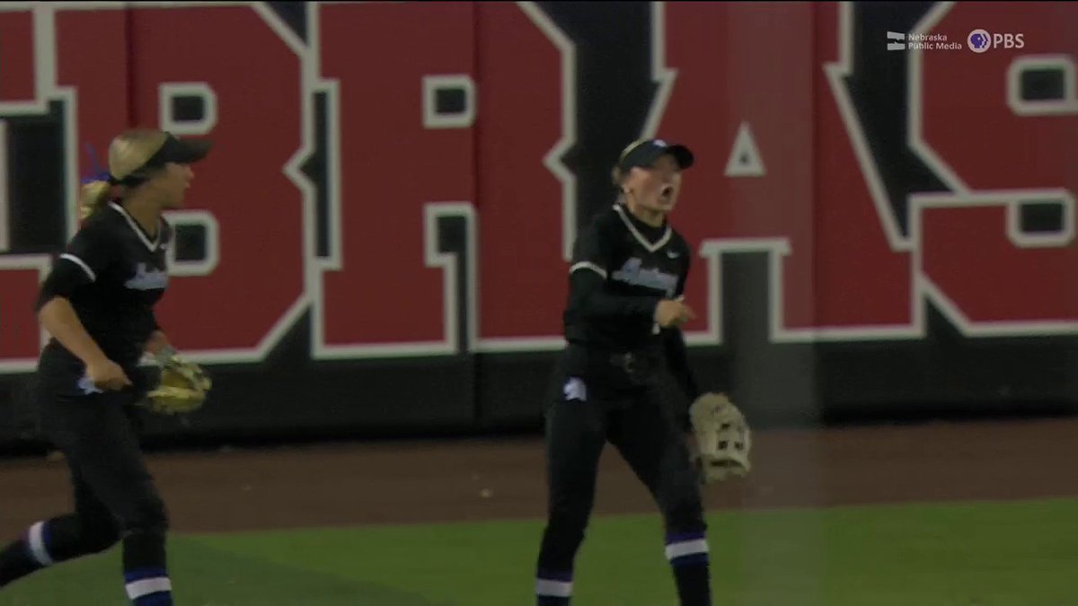 Sarah Frazier ROBS THE HOMERUN at the wall😮🔥