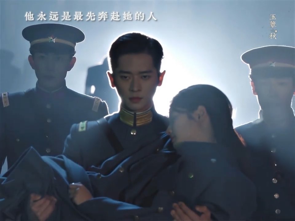 น้องผิงไปเป็นแกนนำประท้วงเรียกร้องให้คว่ำบาตรสินค้าญี่ปุ่นก็เลยถูกสมาคมพ่อค้าญี่ปุ่นจับตัวไปขังคุกทรมาน พี่ห้ากุรู้เรื่องปุ๊ปเอาทหารบุกไปช่วยถึงในห้องขังจะรักกันได้ยังงงงง 🐰: อวี๋ฉ่างเซวียน นายมาแล้วเหรอ 🐺: ฉันอยู่นี่แล้ว ไม่เป็นอะไรแล้วนะ #TheLamentOfAutumn #ลำนำสารทฤดู