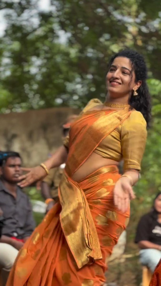 Yaru ivanga, and oru doubt! Anga mattum why this culture of street dancing?