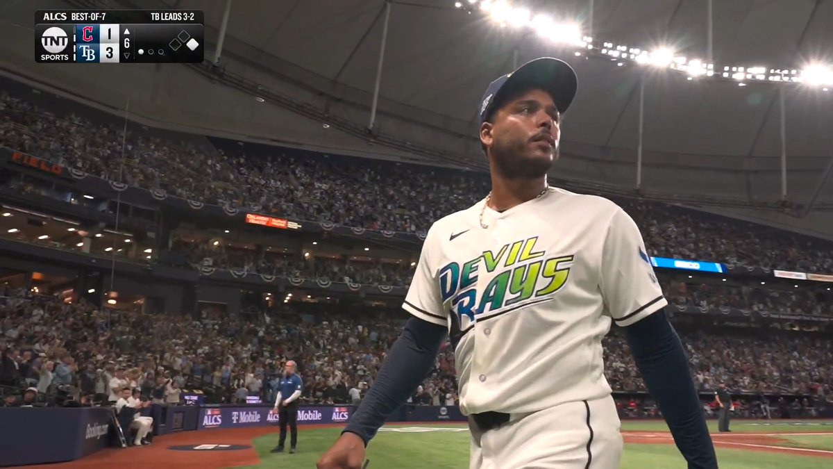 Freddy Peralta exits to a standing ovation from Rays fans 👏