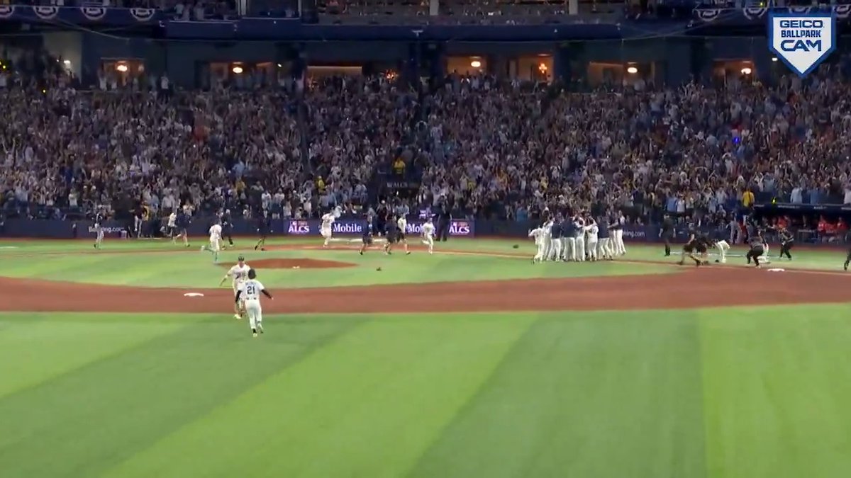 How's that for a crowd pop?! 🔊 The Tampa Bay Rays win the pennant! GEICO | #BallparkCam | #NoTimeLikeOctober