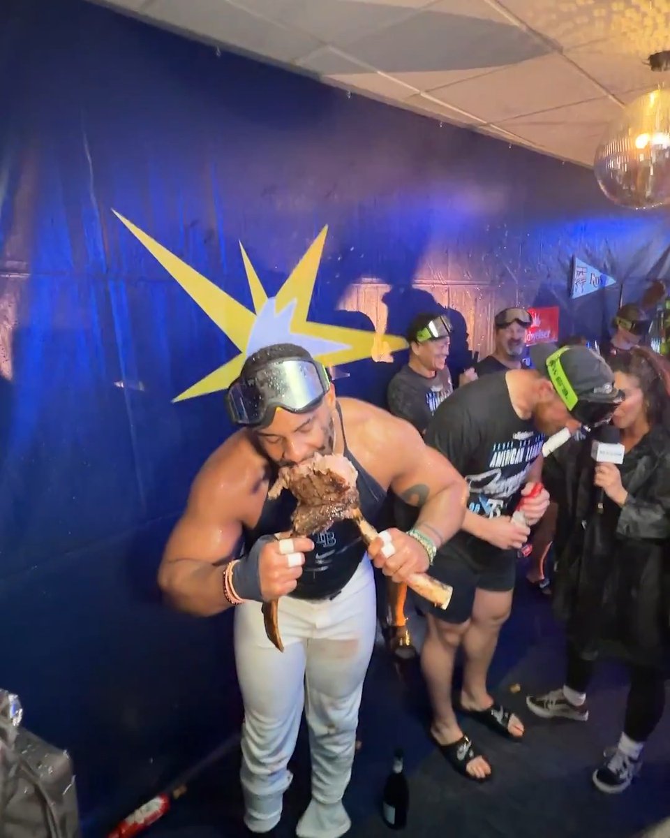 Yandy Díaz and Junior Caminero celebrated with a tomahawk steak in the Rays clubhouse 🤣