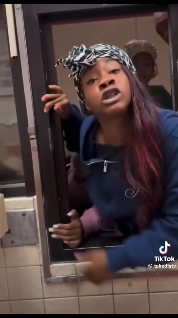 Sharqueisha and her illiterate offspring try their hardest to attack the drive thru cashier through the window 🫣 Fellow Whites, have you ever gotten into an actual altercation with a drive thru worker? I’ve always just felt sorry for those people, even when they screw up🤷‍♂️