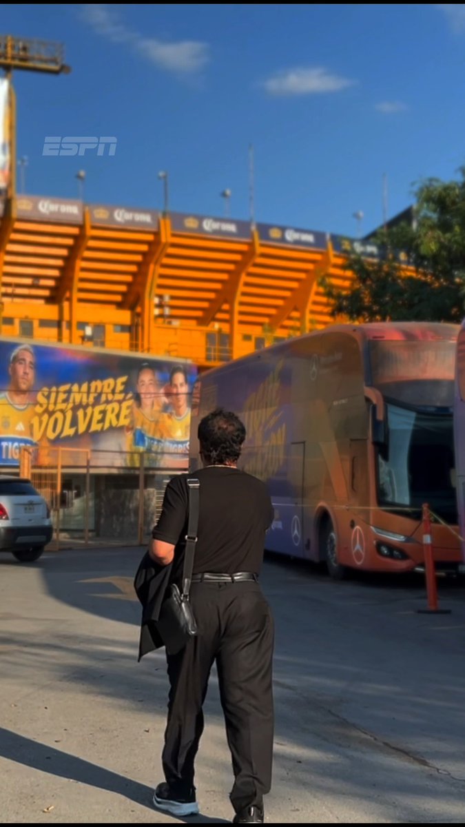 .Hugo Sánchez regresó al estadio donde debutó hace 50 años 🏟️ "Es un recinto que no olvidaré jamás". 📺 No te pierdas el estreno del documental #Hugo50 por ESPN y #DisneyPlus Premium. 📅 A partir del 23 de octubre.