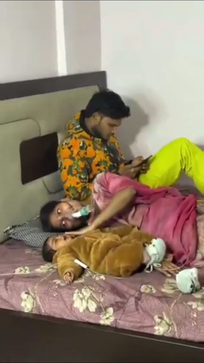 OMG, society has changed; see how this woman is fighting for her life while the man doesn't care, playing with his phone😭😭😭