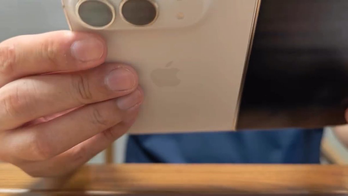 BIG LEAK 🚨 Someone has already unboxed both colour variants of iPhone Duo in Star white and Night sky before 23rd Oct launch… Ig he’s an Apple store employee… cause T-shirt is looking familiar 😬