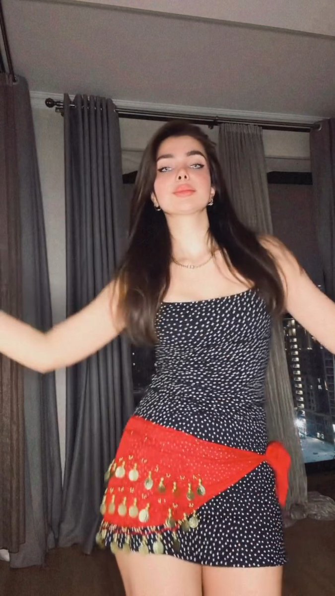 Bu akşamki BellyDance seansımda, Zil sesleri ve ritim beni bambaşka bir yere götürdü, OryantalDance benim için sadece hareket değil bir ifade biçimi, DanceVideo severek izlerseniz çok mutlu olurum, Alanya da bu tarz içerikler az bulunuyor o yüzden paylaşmaya devam edeceğim, KadınDansı ritim hareket eğlence dolu bir geceydi hepinize iyi seyirler. ArabianDance💃
