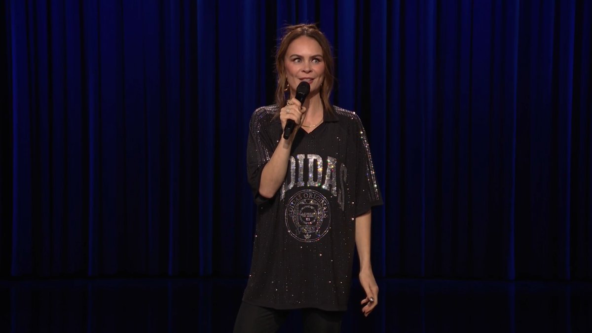 .Joanne McNally compares keeping secrets to UTIs 😭 #FallonTonight #StandUp