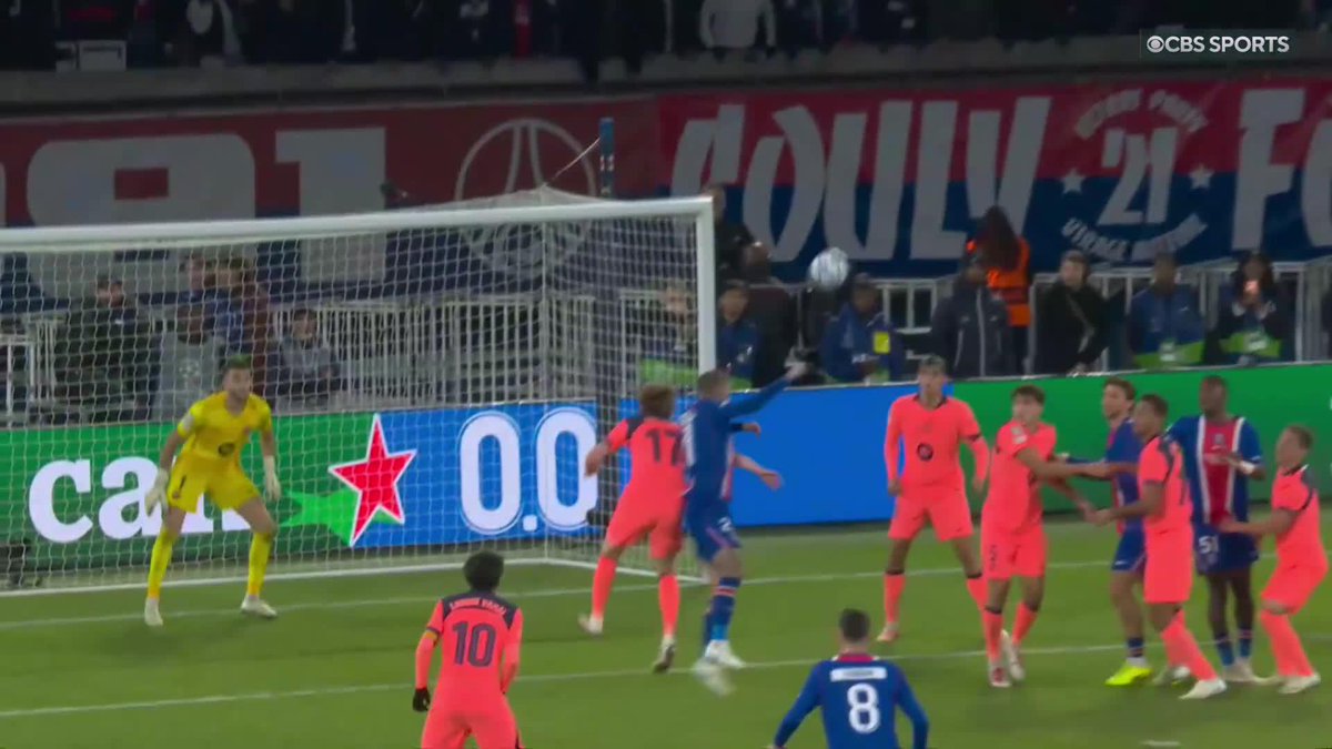 Lucas Hernández with a STUNNING header to score his first goal for PSG in 1,113 days 💥