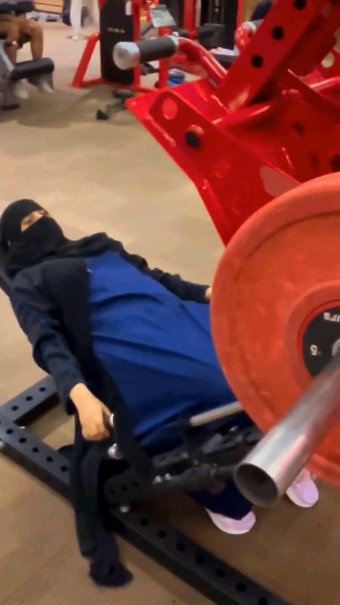 الرياضه من حق الجميع،بس هل يجوز الرياضه في مكان مختلط كهذا.؟🤔