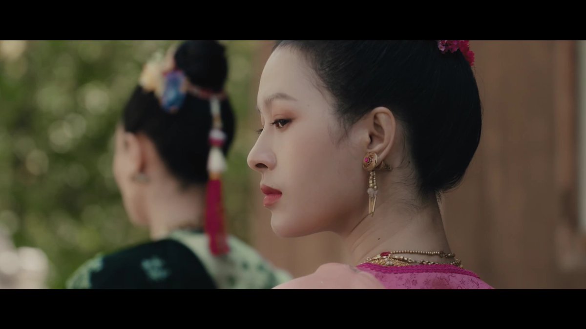 เพิ่งดูตัวอย่างเมื่อวาน นั่งดูแบบปล่อยหัวเลย ยังรู้สึกว่ามีบางอย่างขาดๆ เกินๆ และที่เสียดายสุดคือถ้าจั่วมาเป็นแฟนตาซี เซ็ตติ้งไปทางเมืองเหนือแล้ว จริงๆ ให้สักหนึ่งคนในเรื่องอู้กำเมืองยังได้ โดยเฉพาะบทมิ้ลค์ หน้าได้อินเนอร์ได้ ตอนฉากกับพี่เต ถ้าบทนี้เป็นกำเมืองนะมึง กะเทยโคฟฟ เพราะกุลองโคฟกำเมืองด้วยอินเนอร์ชีแล้วโคตรแซ่บไฟลุก