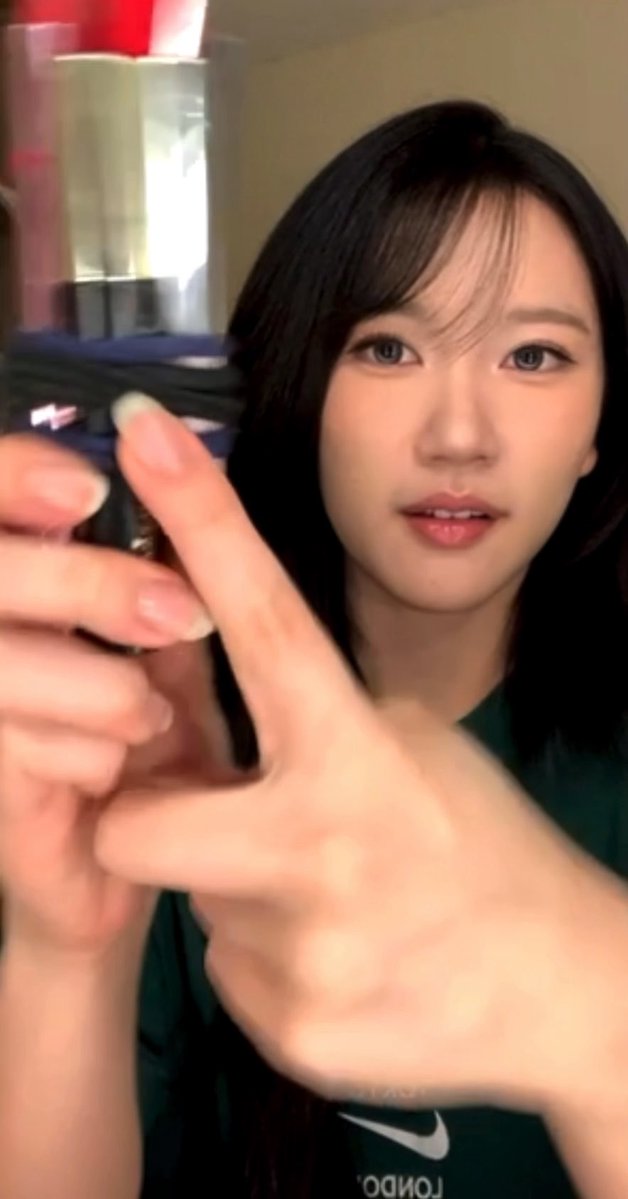 *meng nunjukin make up* 🐹: anyway, jadi kalian bisa liat, girl… aku pake.. 💬: haduh bahasa Inggris 🐹: ADUH KUNAON DEH🤨 🐹: mau aku bahasa apa lagi kakak, huh😏 🐹: heran deh, dedek cuma bisa dua bahasa loh di dunia ini, mau bahasa apa lagi.. okee dedek 🤏🏻 Marsha Lenathea