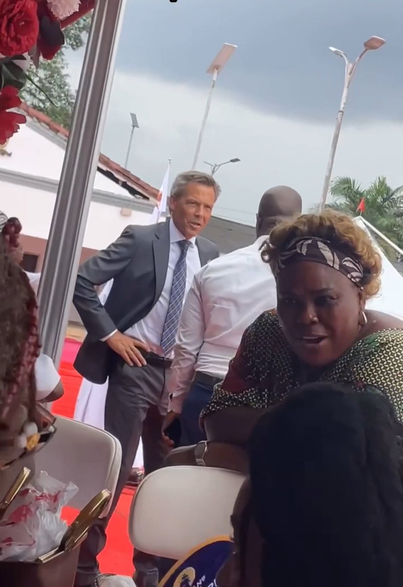 “It’s The Audacity For Me! Inside The Oba Of Benin’s Palace, Look At This White Man. He Shook Hands With a Chief, Then Wiped His Hands. The Disrespect! He Didn’t Even Want To Shake His Hand In The First Place.” ~ Lady Writes👀