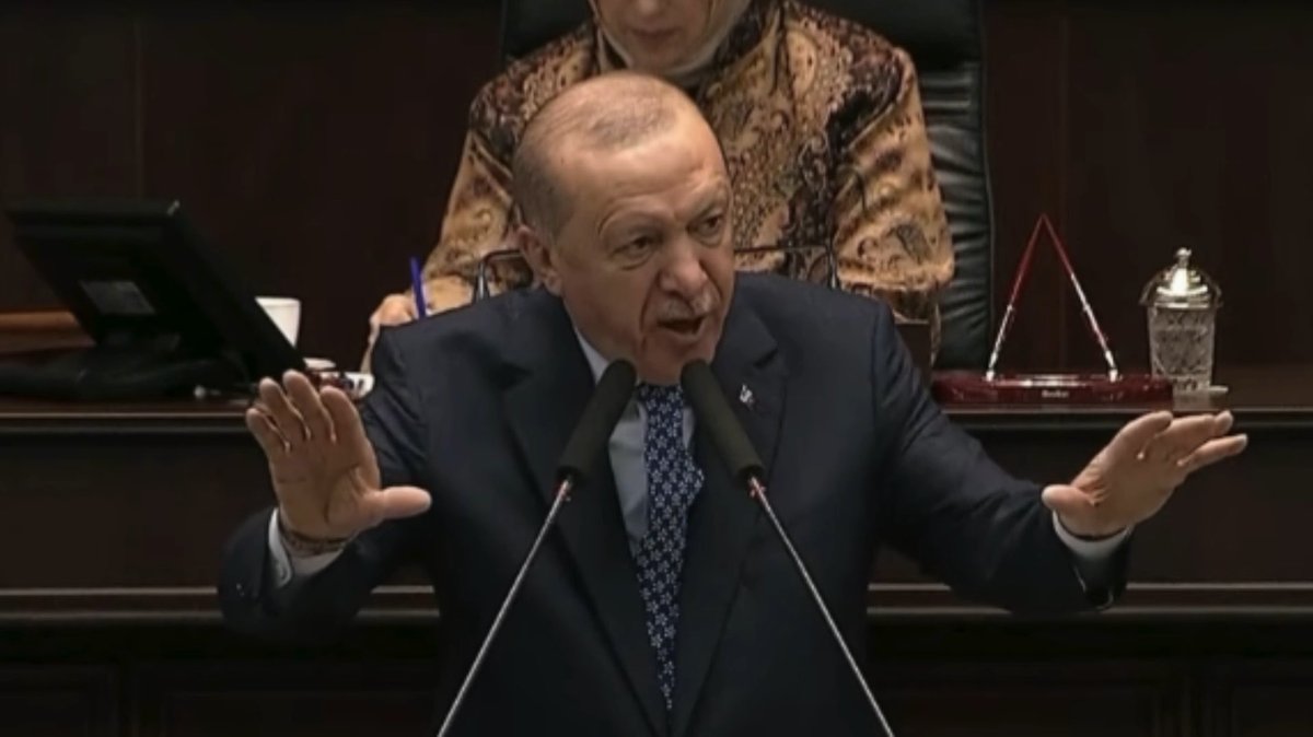 Cumhurbaşkanı Erdoğan, fon krizine ilişkin: "Ne mutlu bize ki soran, sorgulayan, eleştiren bir tabanımız var. Ne mutlu bize ki yanlışa yanlış, doğruya doğru diyen bir seçmenimiz var. Bizi bugünlere getiren, bizi son 25 yılda başarıdan başarıya koşturan, işte böyle bir kadroya ve böyle bir tabana sahip olmamızdır."