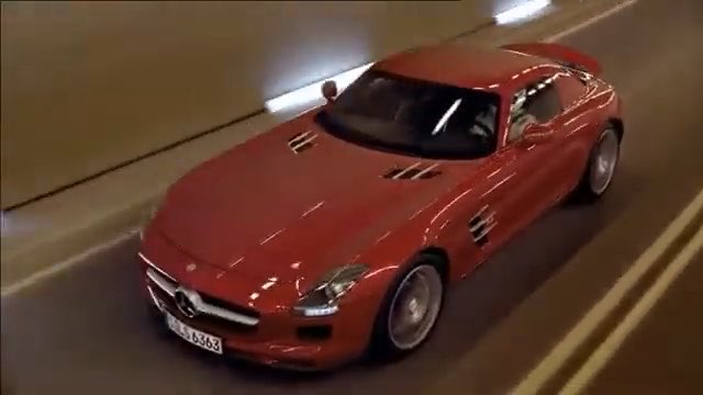2010 war für mich der Peak der deutschen Automobilindustrie. Mercedes lässt einen SLS AMG mit 571 PS kopfüber durch einen Tunnel fahren. 16 Jahre später bekommen wir immer mehr Bildschirme, Touchflächen, künstliche Sounds und unnötige Spielereien. Die Autos werden teurer, aber nicht unbedingt besser. Was ist eigentlich passiert?