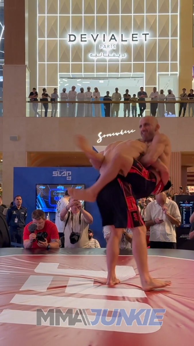 Alexander Volkanovski shows off some answers to Movsar Evloev's grappling at #UFC333 open workouts 👀