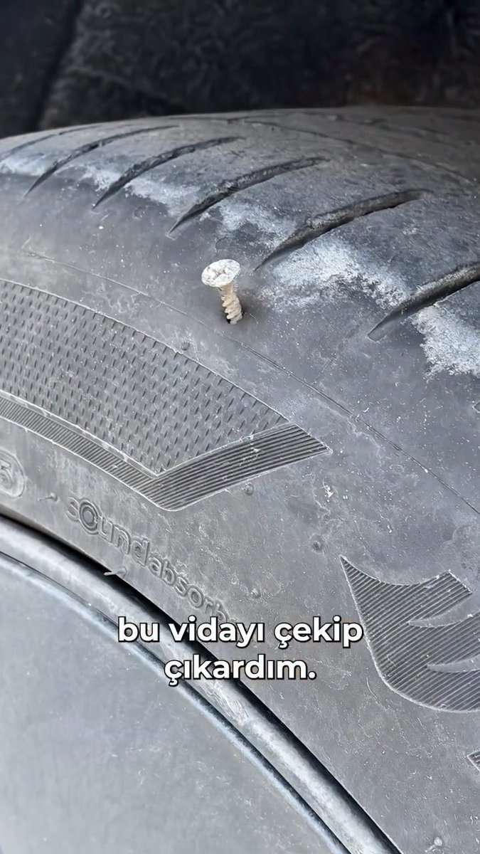 Elektrikli aracının tekerine çivi giren bir kişi, çiviyi çıkardıktan sonra yaşadığı pişmanlığı anlattı: “Ben çok büyük bir hata yaptım. Evet, arabamın tekerinde gördüğüm bu vidayı çekip çıkardım. Neden demeyin çünkü bazen olur öyle. Anında da hava kaçırmaya başladı, ben de lastik tamircisi aradım. Allah'tan 5 dakika mesafede vardı. Elektrikli arabanızı milyonluk masrafa sokmak istemiyorsanız kaldırmadan önce şu malzemenin kullanıldığına emin olun.” Kaynak: ig/merdankocaoglu