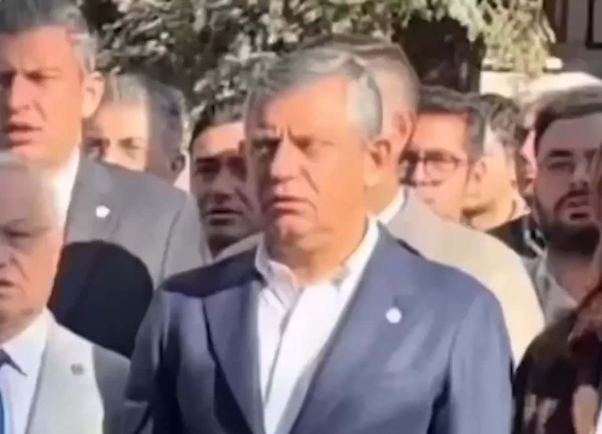 Ankara'da Özgür Özel'in de katıldığı törende, İstiklal Marşı okunurken bir kişinin çığlık atması ve Özel'in tepkisi gündem oldu.