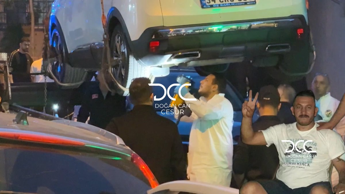 🚨 KAĞITHANE’DEKİ KANLI İNFAZDA “TAKİP CİHAZI” ŞÜPHESİ! ⚠️ POLİS ARACIN ALTINI BÖYLE İNCELEDİ! ⚠️ ESER AKTAŞ’IN ÖLDÜRÜLDÜĞÜ ARAÇ ÇEKİCİYLE KALDIRILDI; TAKİP CİHAZI İHTİMALİ ARAŞTIRILDI! 🔴 Kağıthane Hamidiye’de park halindeki aracında oturan Eser Aktaş (44), yaya olarak gelen saldırganın silahlı saldırısında göğsünden ve elinden vurularak hayatını kaybetti. ‼️ Saldırının ardından olay yerinde yapılan incelemede sokakta 2 boş kovan bulundu. Olay yeri inceleme ekipleri araçta ve çevresinde uzun süre delil çalışması yaptı. ⚠️ İncelemelerin son bölümünde ise polis, Aktaş’ın saldırı öncesinde takip edilmiş olabileceği ihtimalini de değerlendirdi. Aracın altında GPS ya da başka bir takip cihazı bulunup bulunmadığına yönelik detaylı inceleme yapıldı. 📌 Cumhuriyet savcısının incelemesinin ardından Eser Aktaş’ın cenazesi ambulansla hastane morguna götürüldü. 🔴 Şüphelilerin saldırının ardından kullandıkları motosikleti, silahı ve kıyafetlerini Merkez Mahallesi’nde bir elektrik panosunun bulunduğu noktaya bırakıp kaçtıkları belirlenmişti. 🔵 Olay yerindeki çalışmaların tamamlanmasının ardından Eser Aktaş’ın aracı çekiciye yüklenerek götürüldü. Polis, kaçan şüphelileri yakalamak için çalışmalarını sürdürüyor.