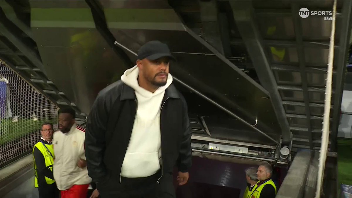 A big embrace between Mikel Arteta and Vincent Kompany ahead of kick-off ❤️🤝 📺 Stream on TNT Sports &amp; HBO Max: