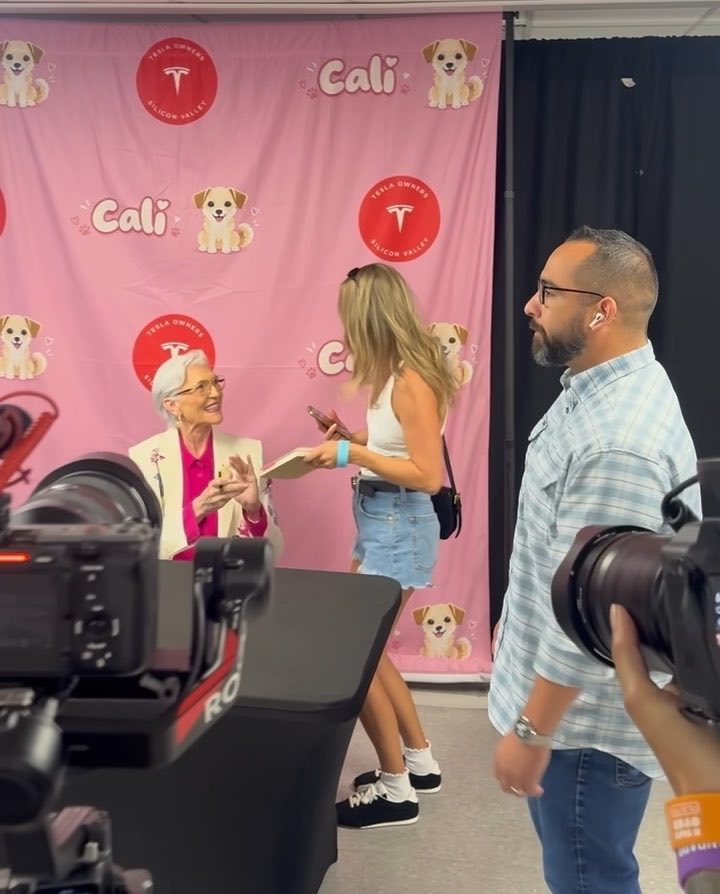 A friend sent me this video he recorded when I recently met Maye Musk and she signed my copy of her book, Timeless! She has such a sweet smile and is so nice. 🤗